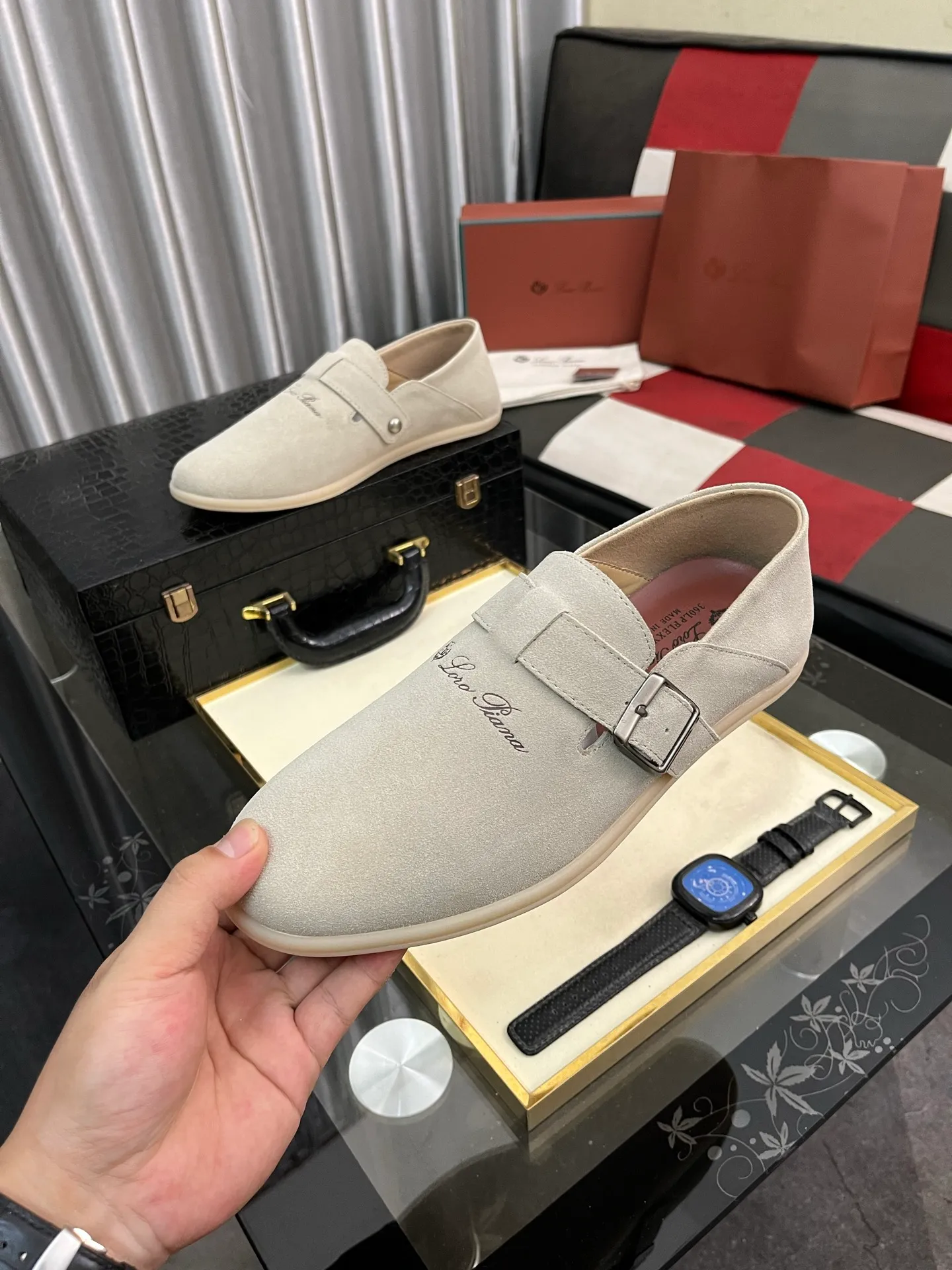 Men's men's shoes 💰458⌚️⌚️ Loro Piana's classic hot model lp top version of Pili casual shoes. It turns out that these are the casual shoes that are said to be able to walk 20,000 steps without getting tired. This pair has both good looks and feel. You will be completely lost as soon as you put it on. The minimalist design is eye-catching and durable, and it is a bonus for dressing. The soft feeling on the feet has outstanding texture, and it is very nice without abrasion on the feet. The soft and waxy soles make it easy to wear for daily use for a long time. Who can resist a pair of versatile and good-looking loafers? Don't be too elegant at all, the feel and texture of the feet are good, the key is to make the legs look longer and not tire the feet, the main thing is that it is just right!        Material: Original cowhide Lining: Original sheepskin Outsole: Original sole Size: 38-44